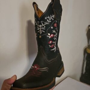 Bota café con diseño rojo